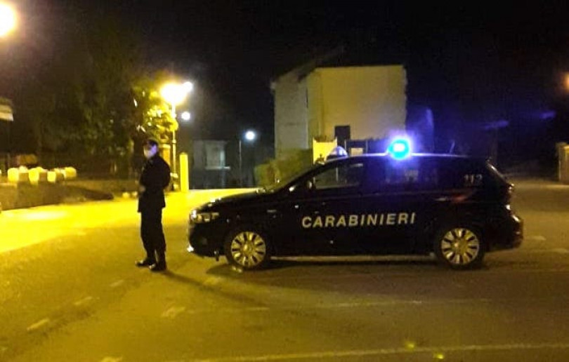 Insegnante derubato mentre sta fumando